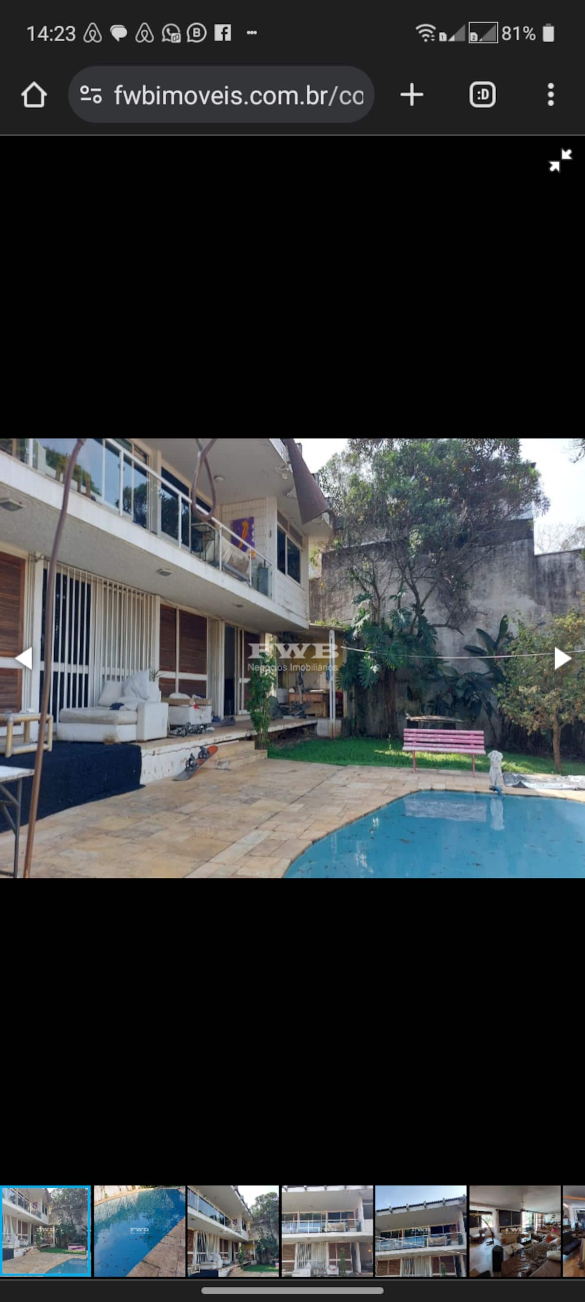 Piscina no quintal com a casa ao fundo