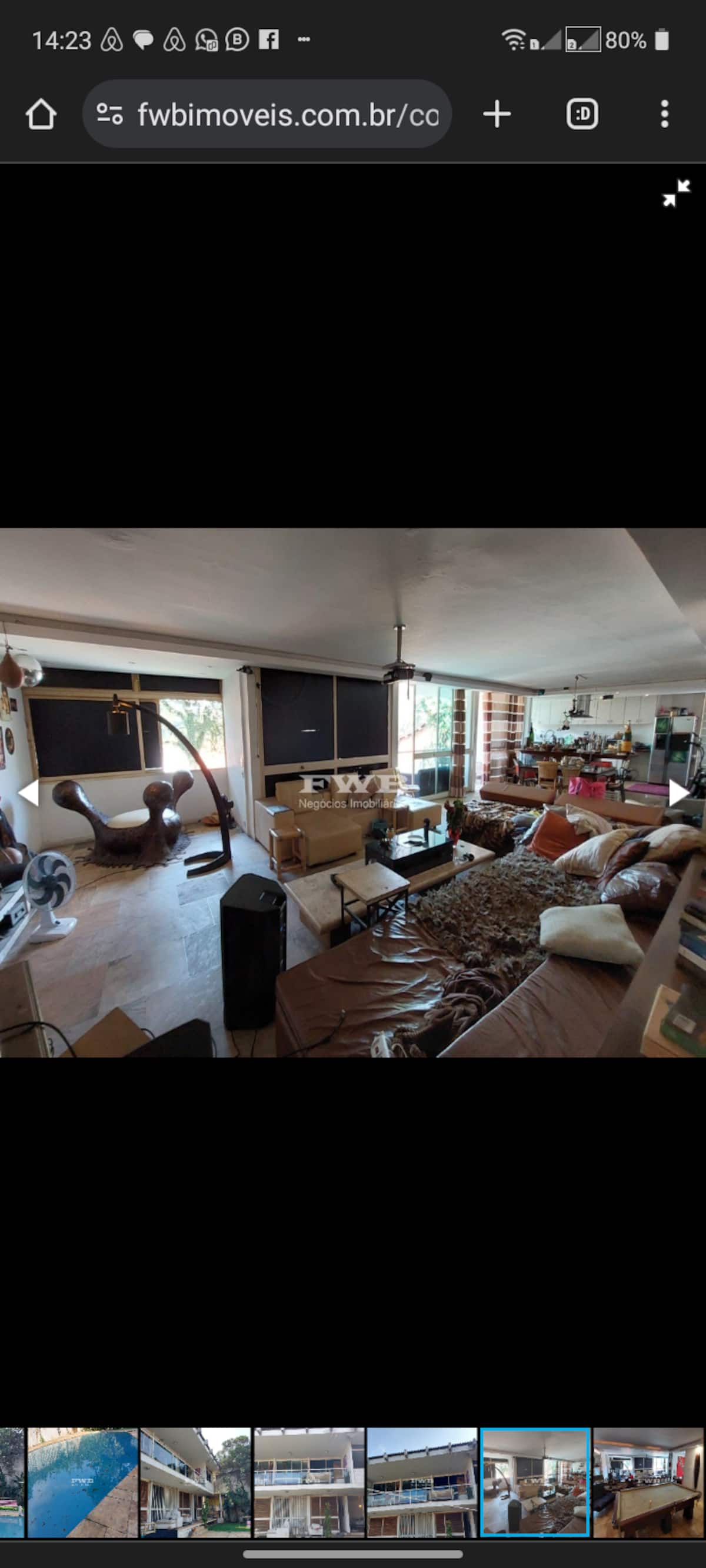 Sala de estar com sofás