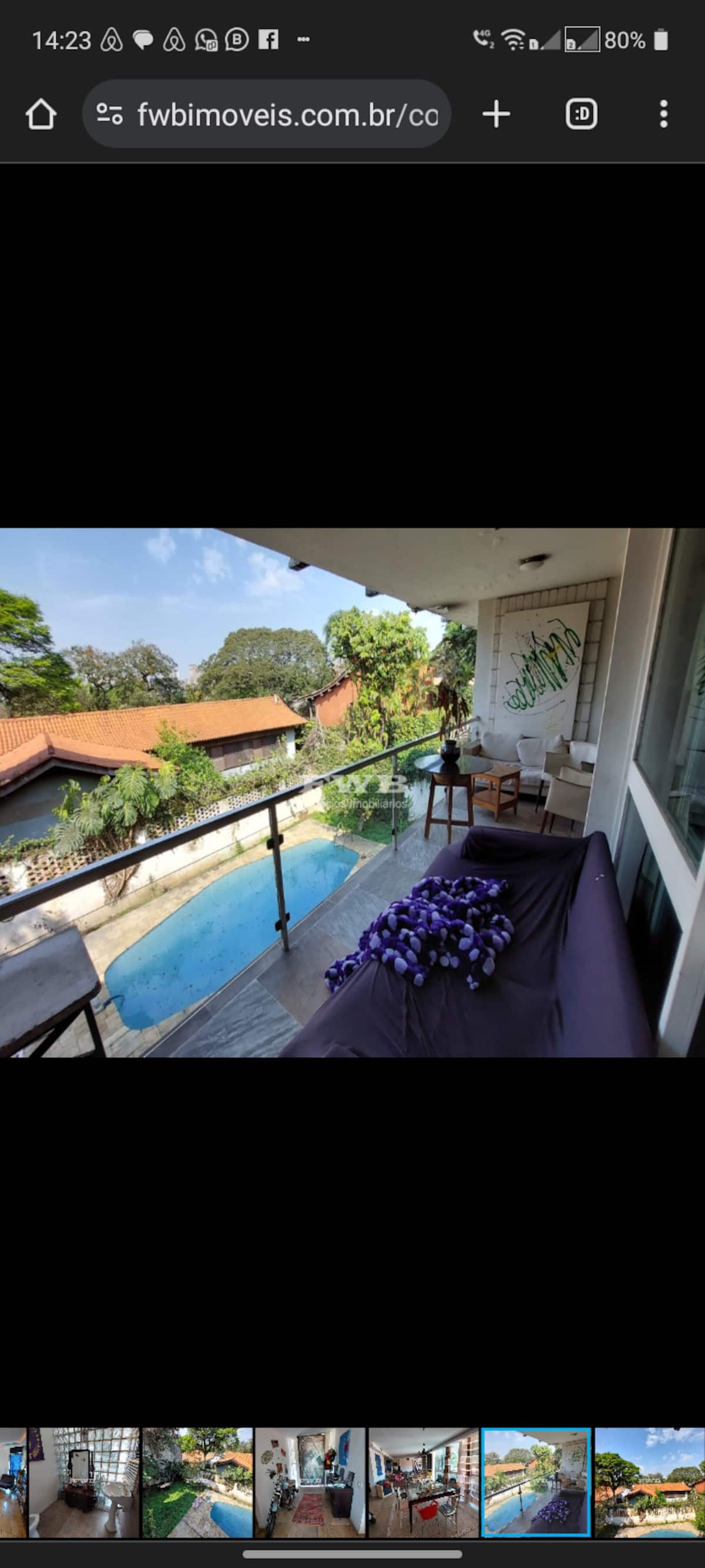 Varanda com vista para a piscina e o jardim