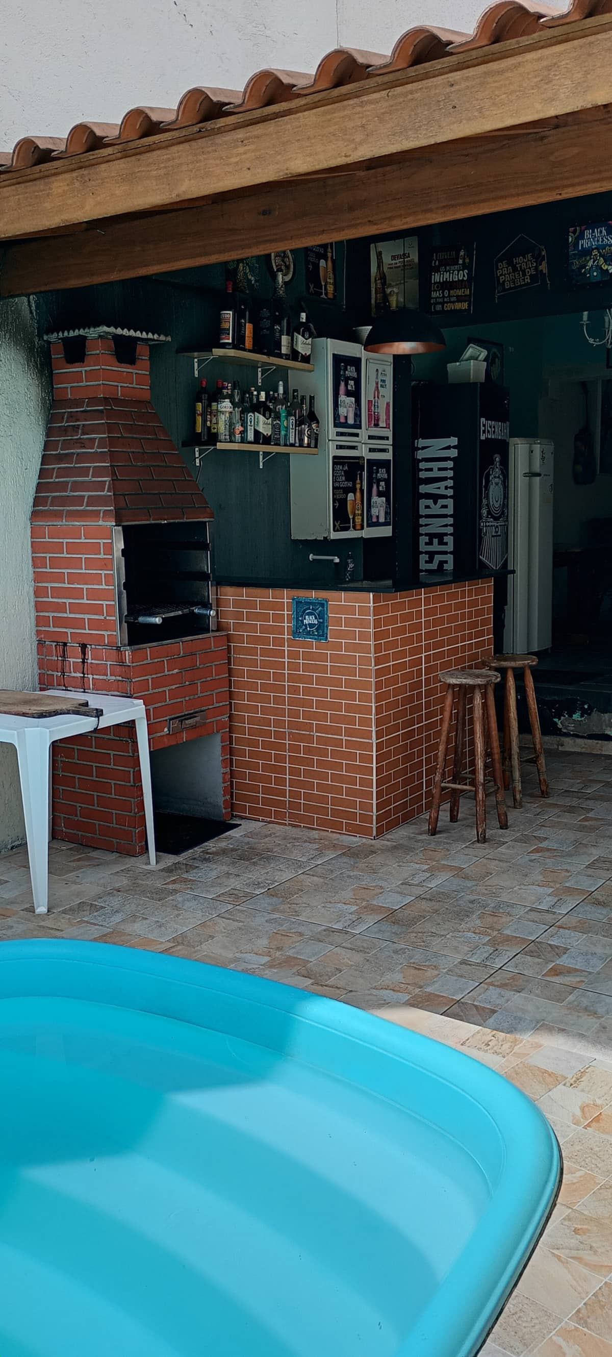 Churrasqueira de tijolos com bancada e banquetas
