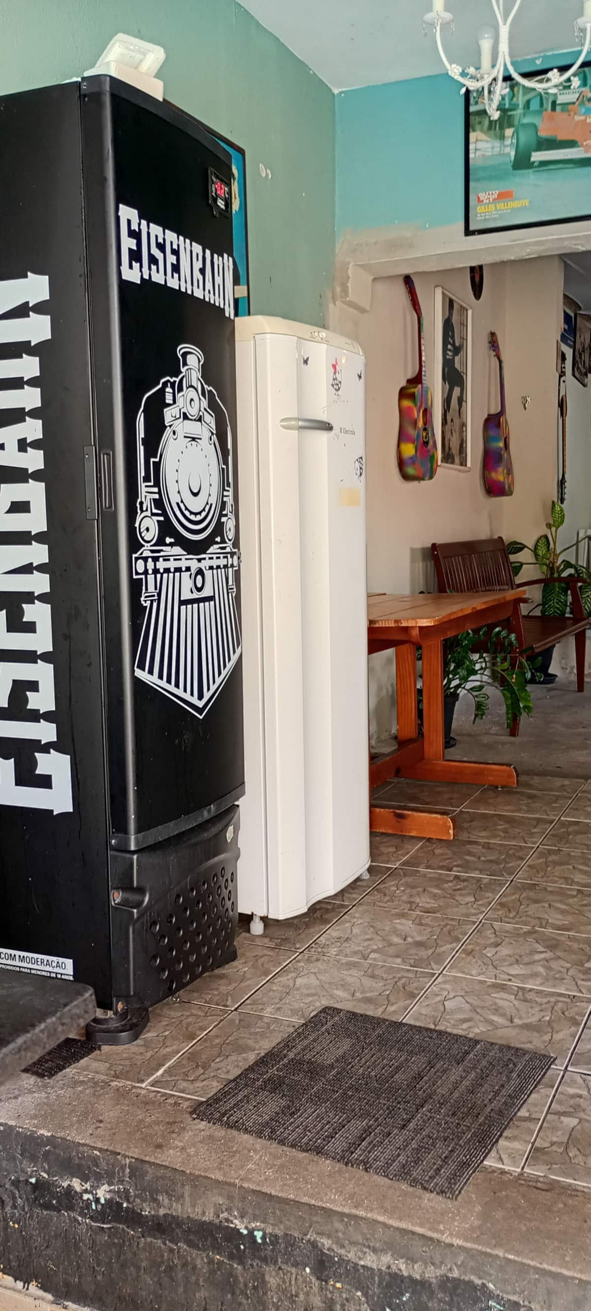 Mesa de madeira no quintal com plantas