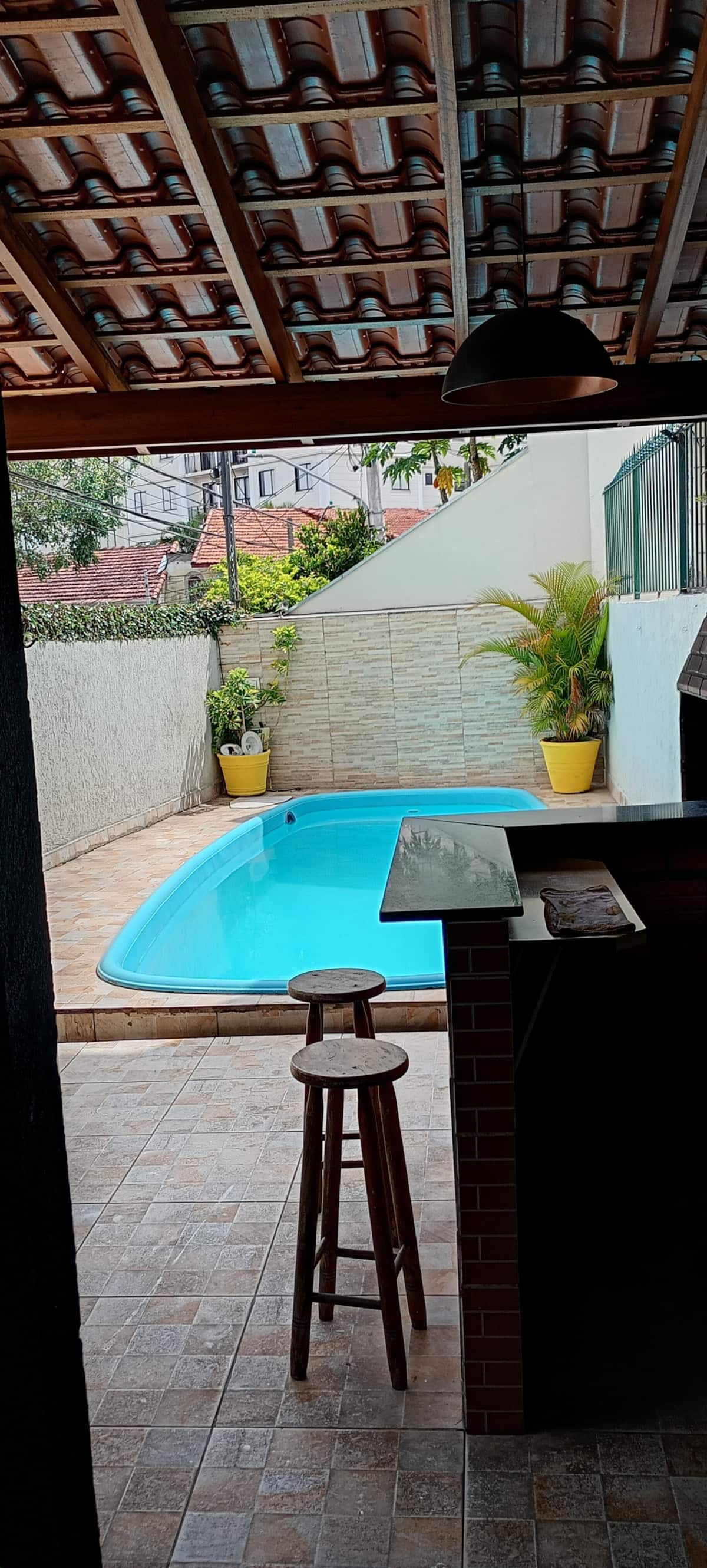 Piscina com deck e área de estar ao ar livre