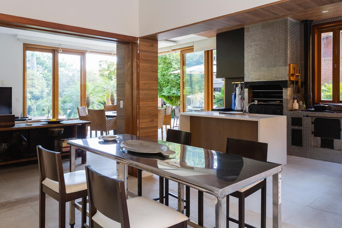 Cozinha integrada com mesa de refeições