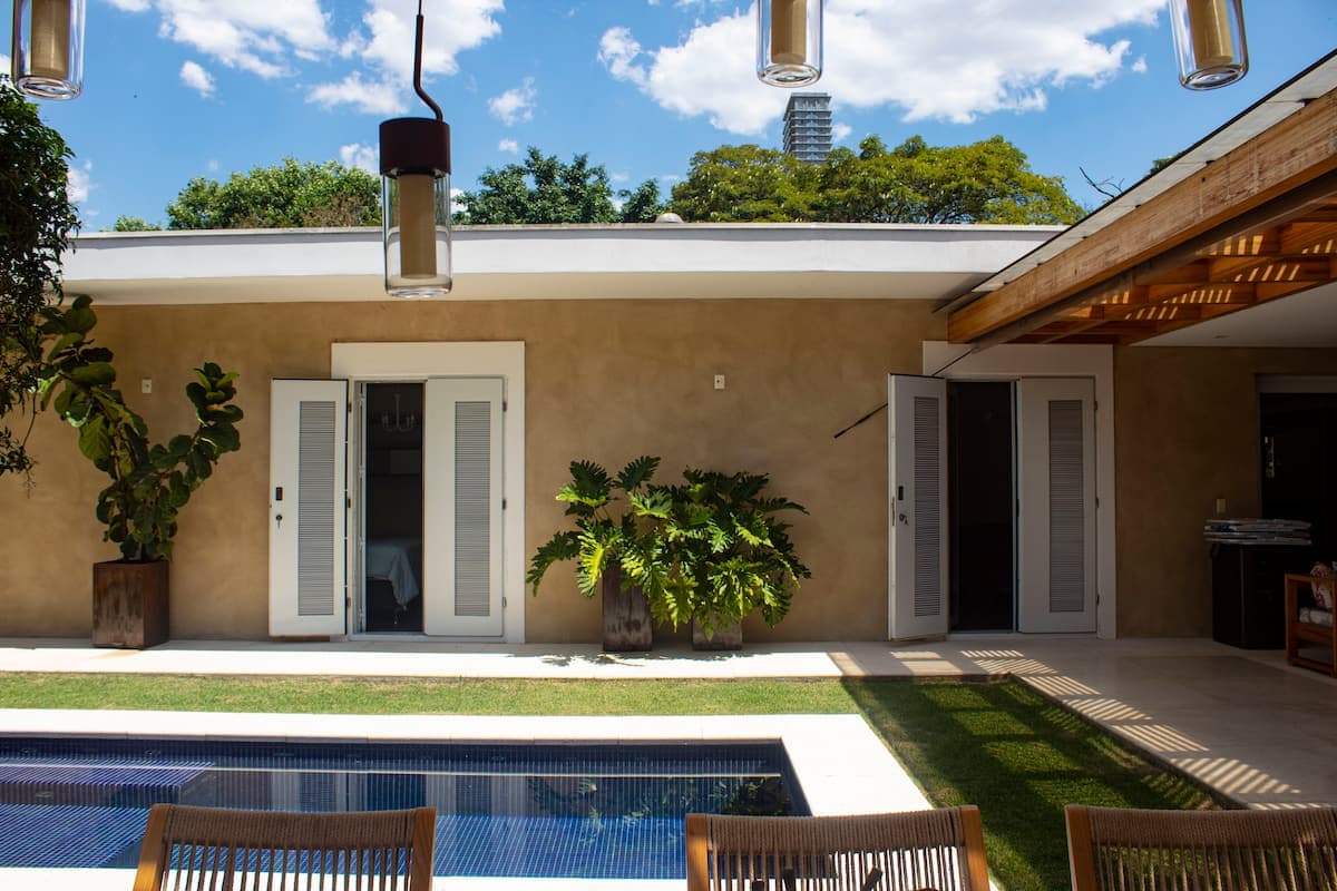 Fachada da casa com acesso à área da piscina