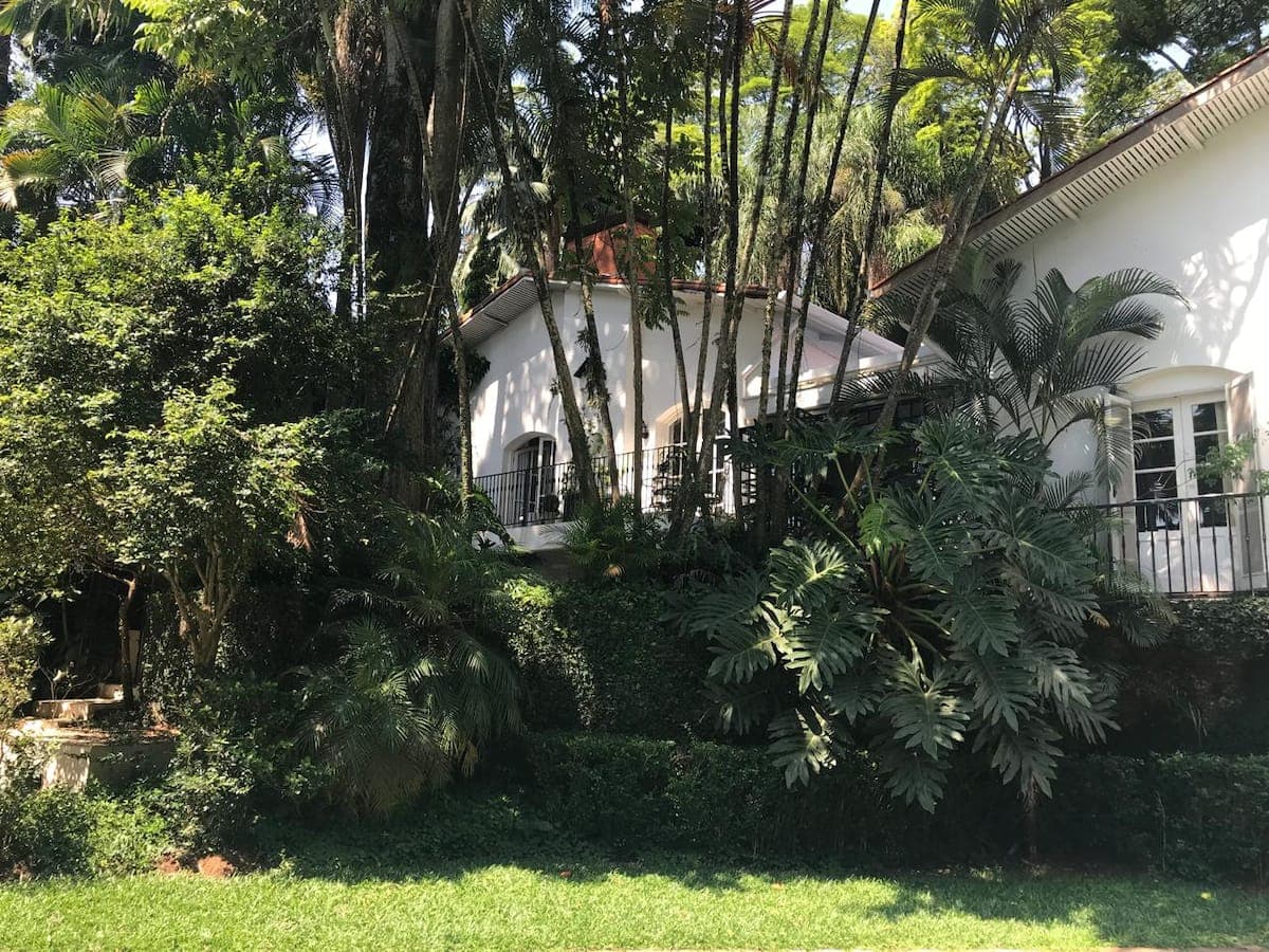 Jardim arborizado em frente à casa