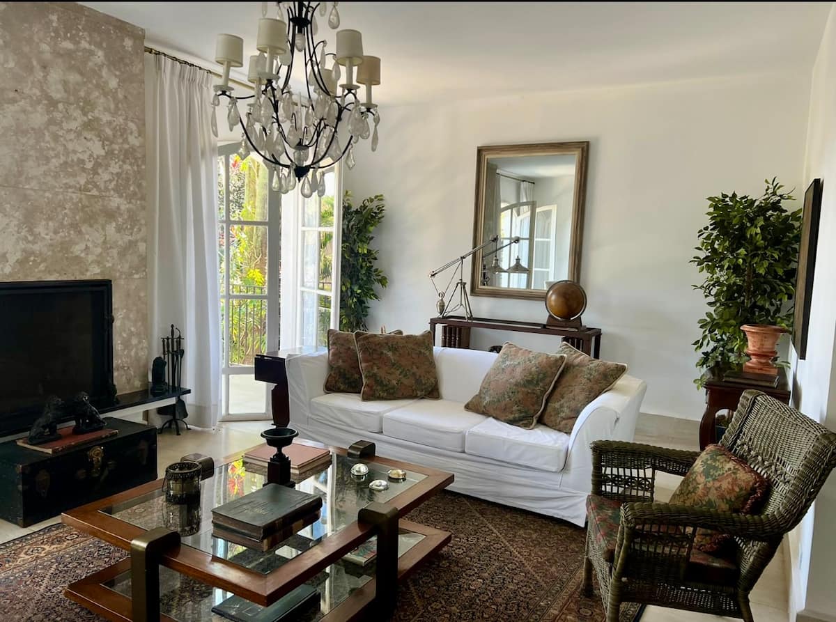 Sala de estar com sofás claros