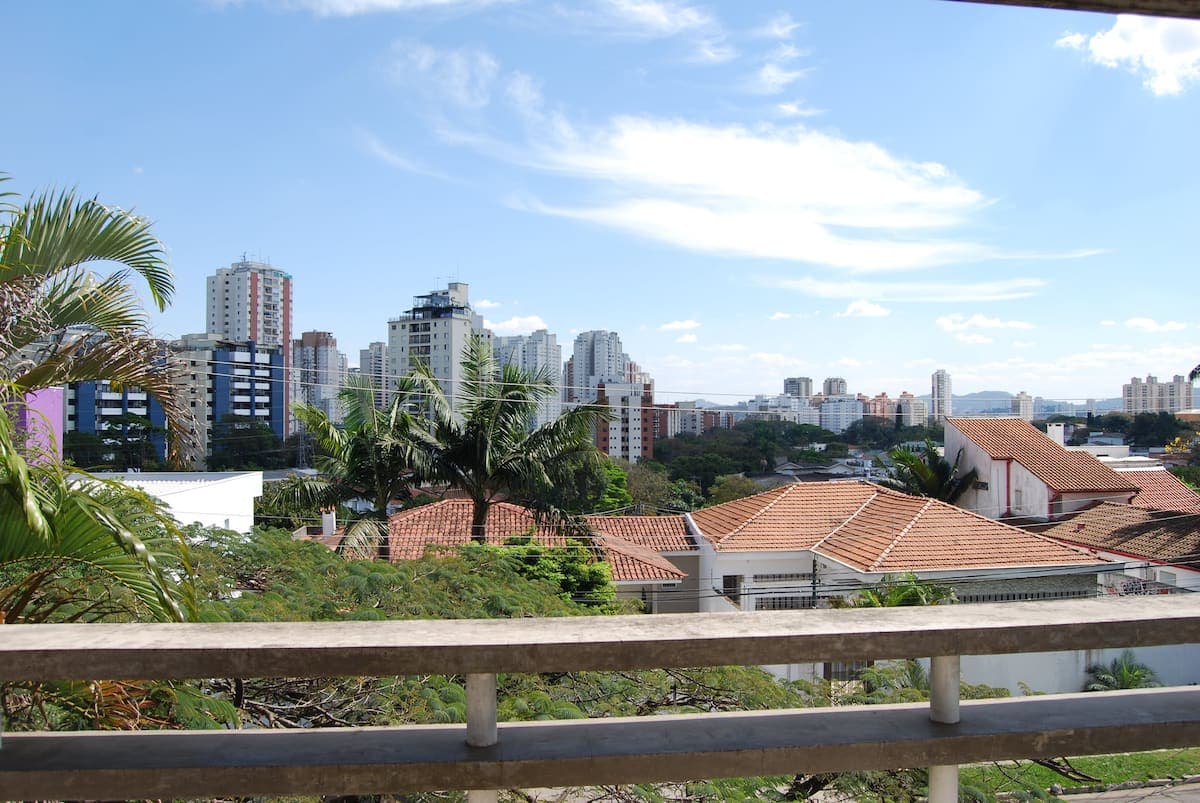 Vista da cidade a partir do terraco com guarda-corpo