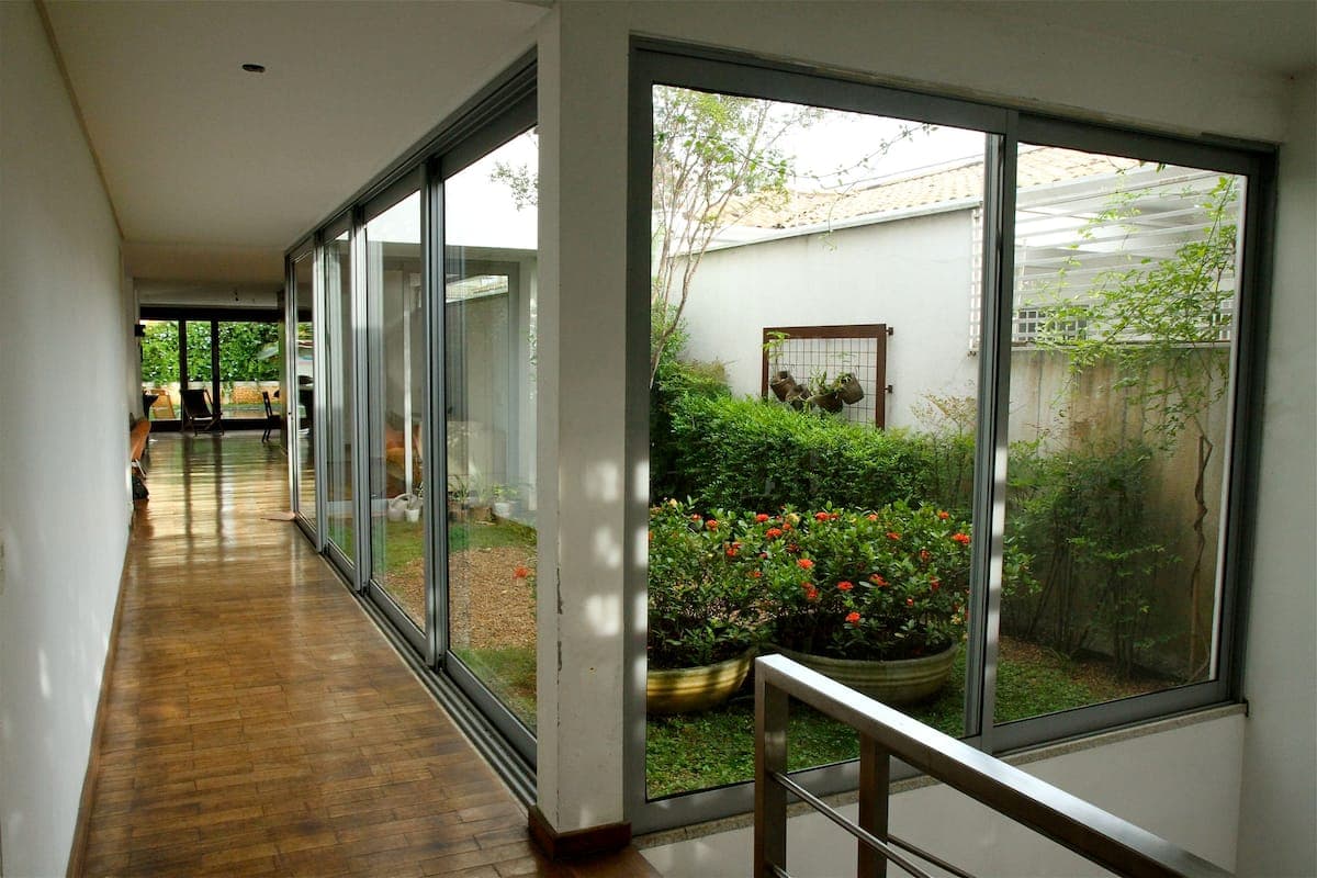 Corredor envidracado voltado para o jardim interno