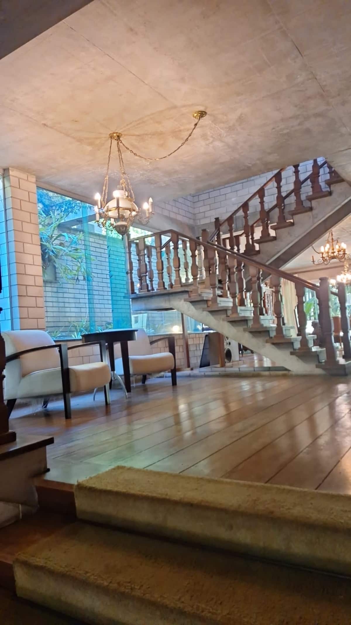 Sala de estar com escada e poltronas