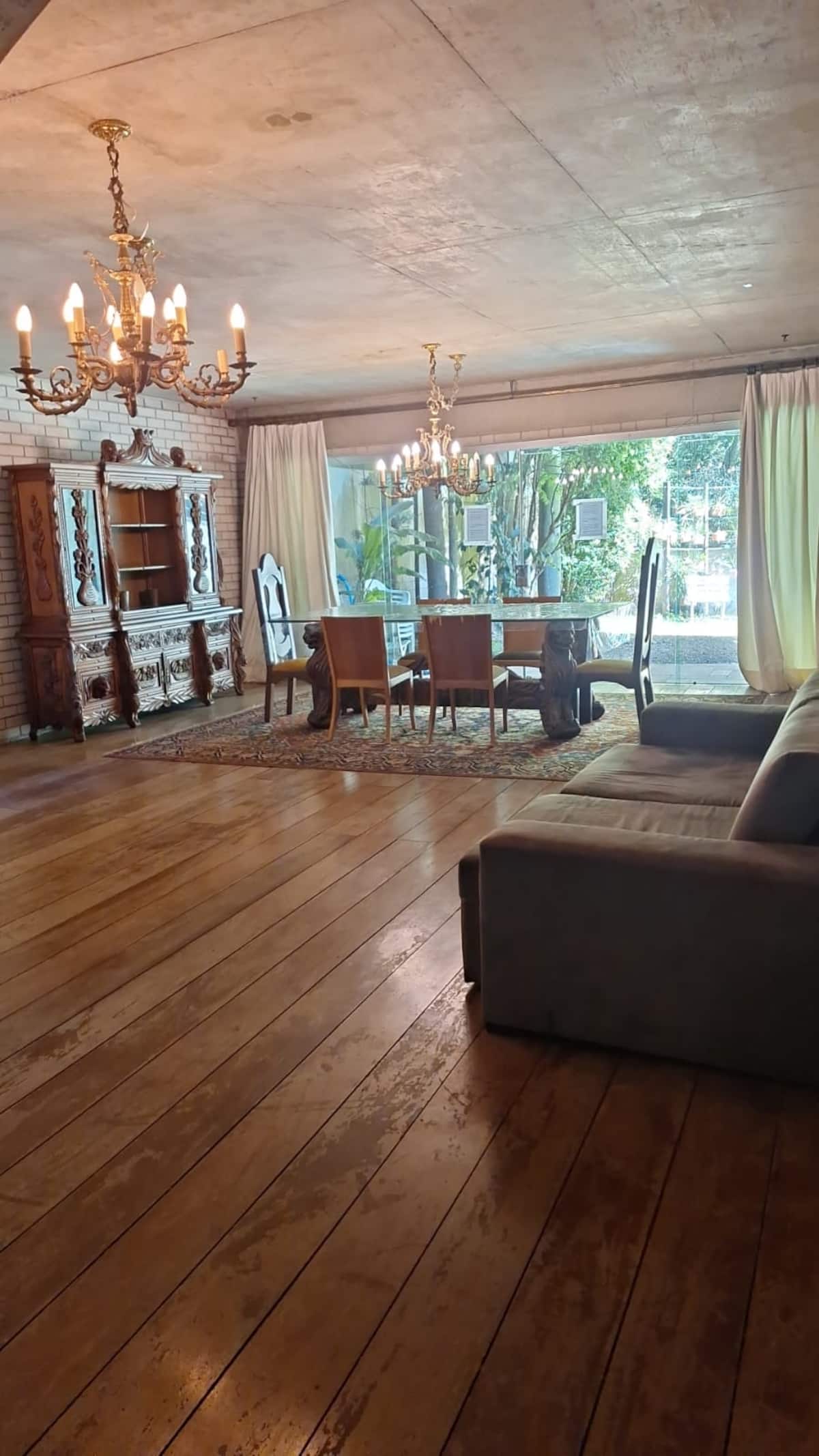 Sala de jantar com janelas para o verde