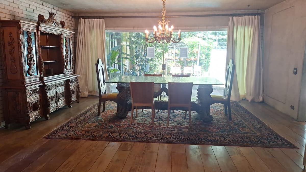Sala de jantar com lustre e mesa comprida