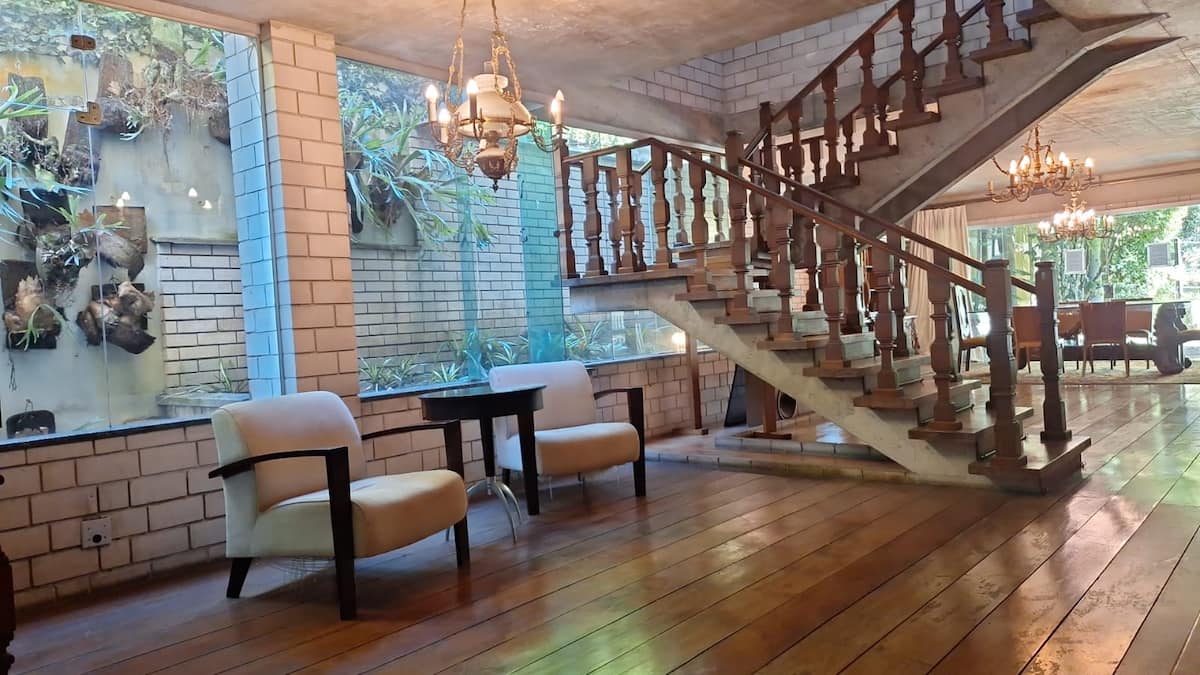 Sala de estar com poltronas e escada
