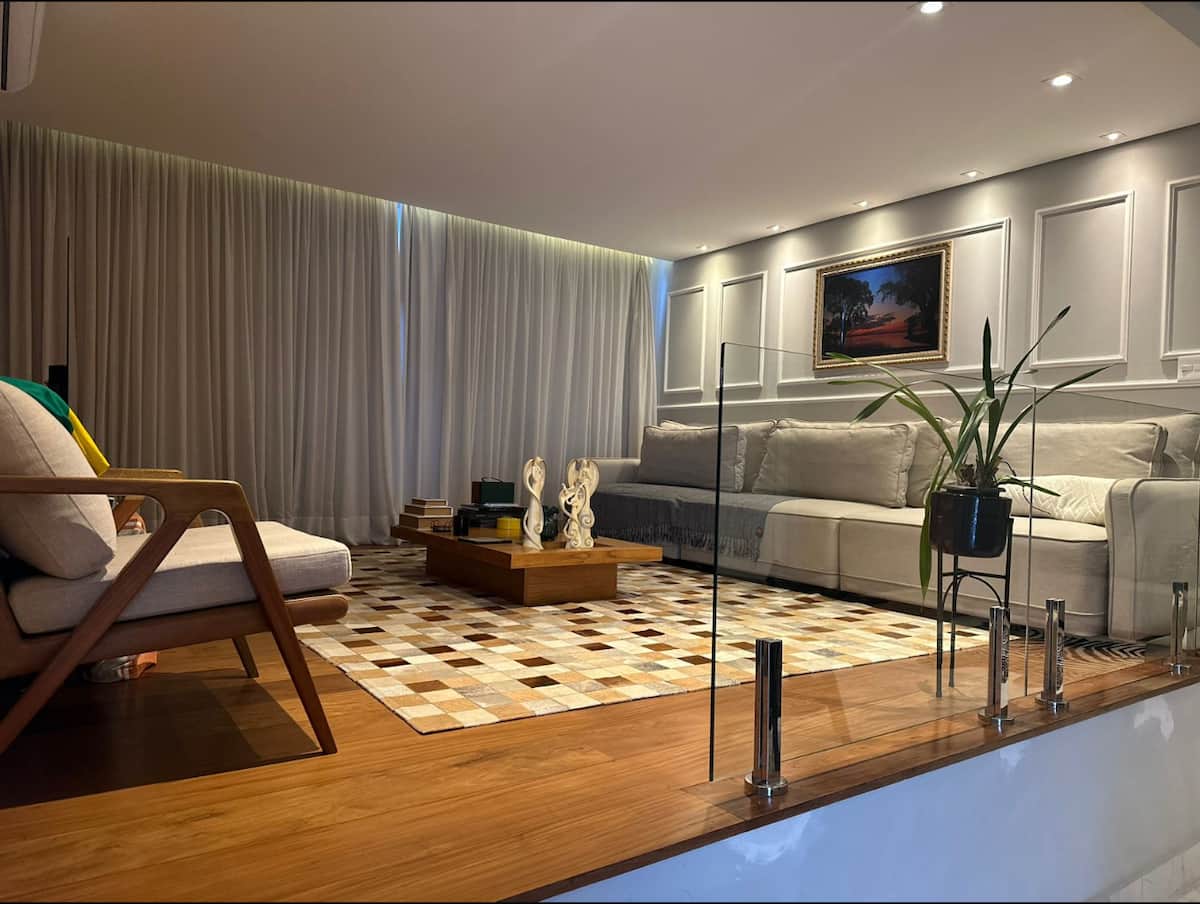 Sala de estar com sofás claros