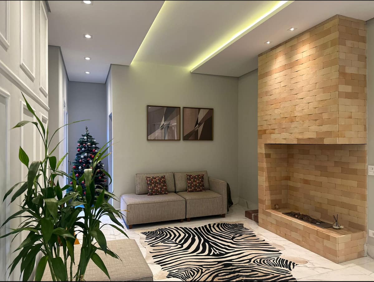 Sala de estar com lareira revestida de pedra