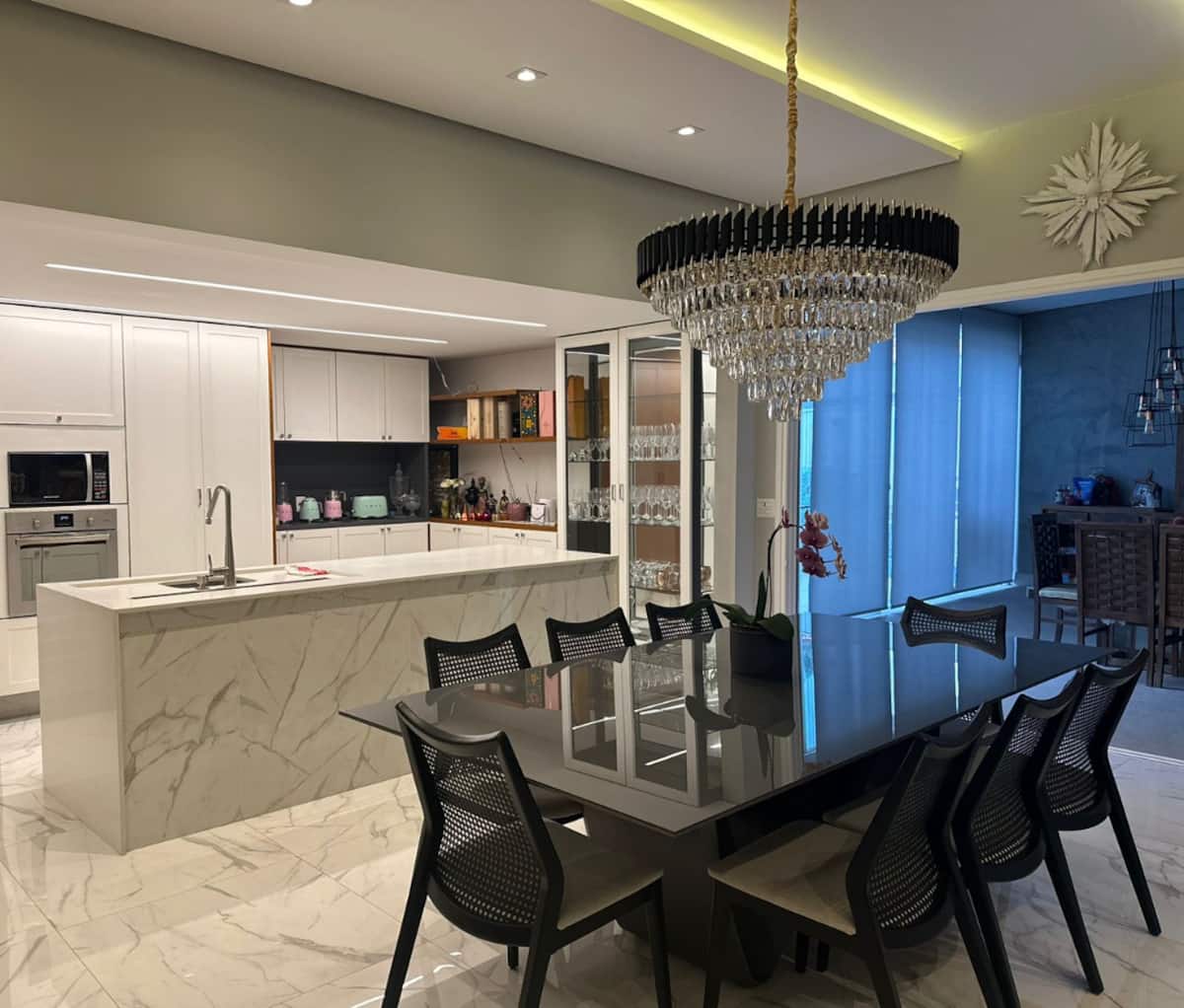 Cozinha integrada com ilha e mesa de jantar