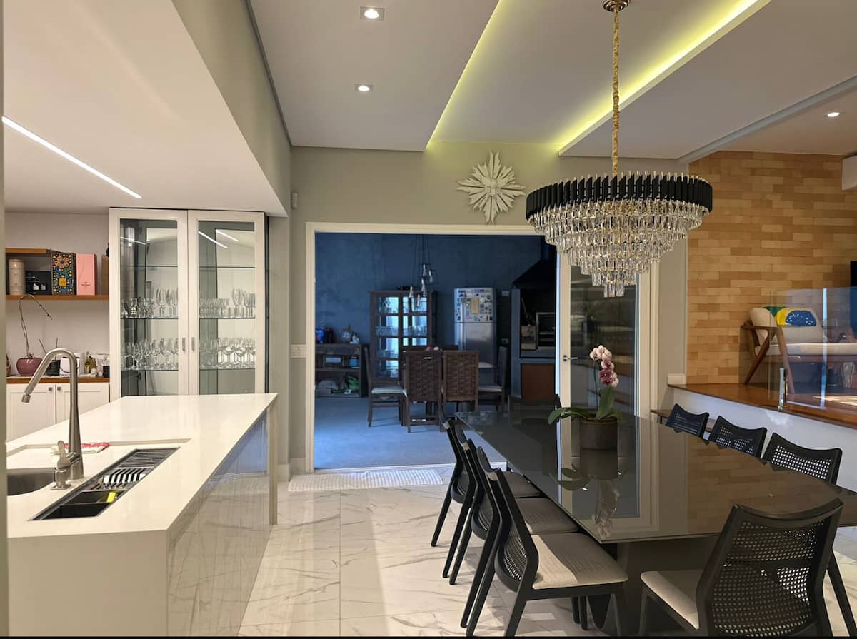 Cozinha com ilha e bancada de mármore
