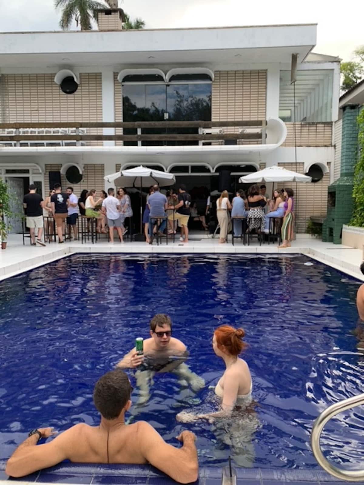 Piscina cheia em dia de festa