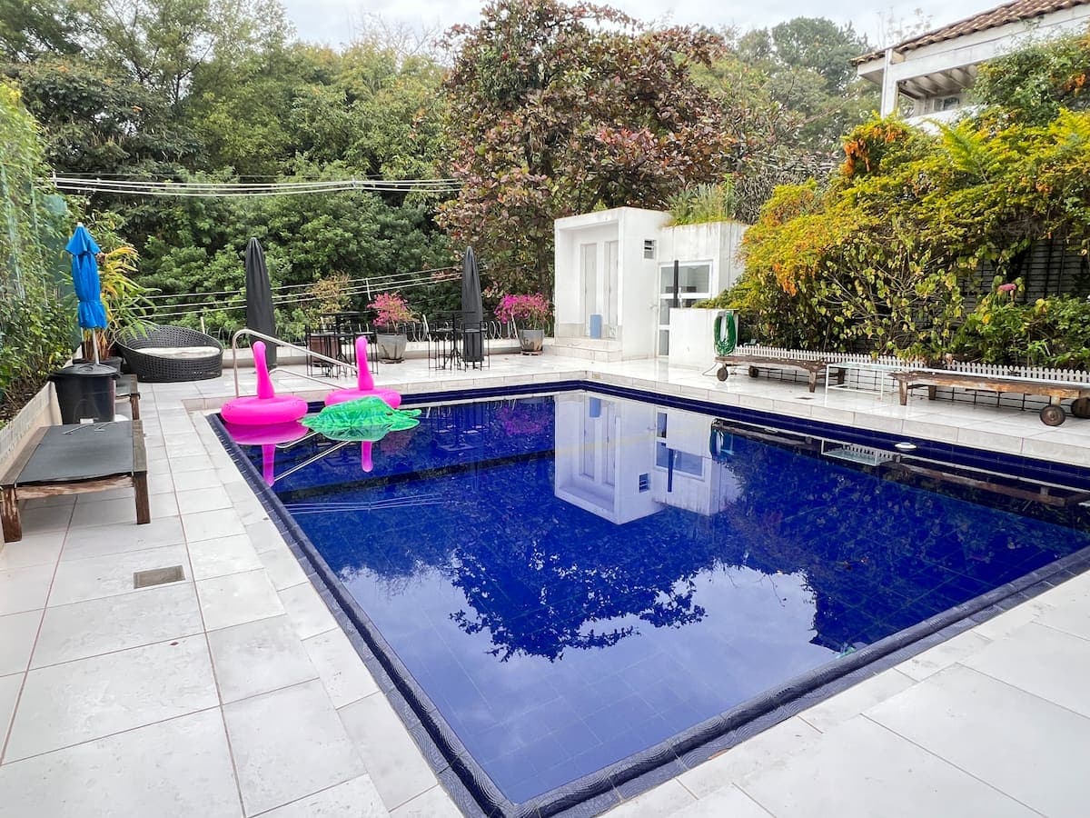 Piscina azul com deck ao redor