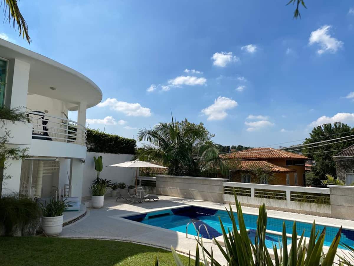 Piscina vista do alto, com o jardim ao redor