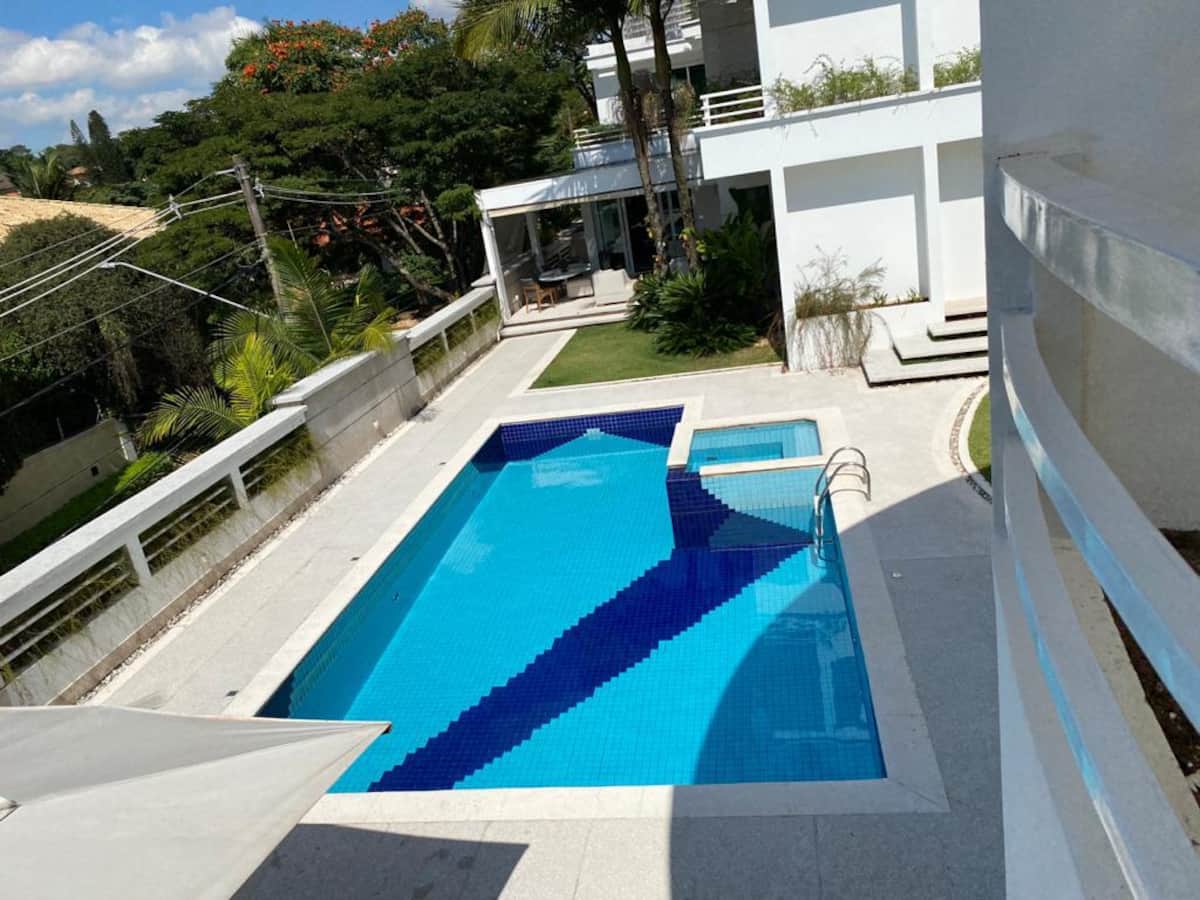 Piscina em L com deck de concreto
