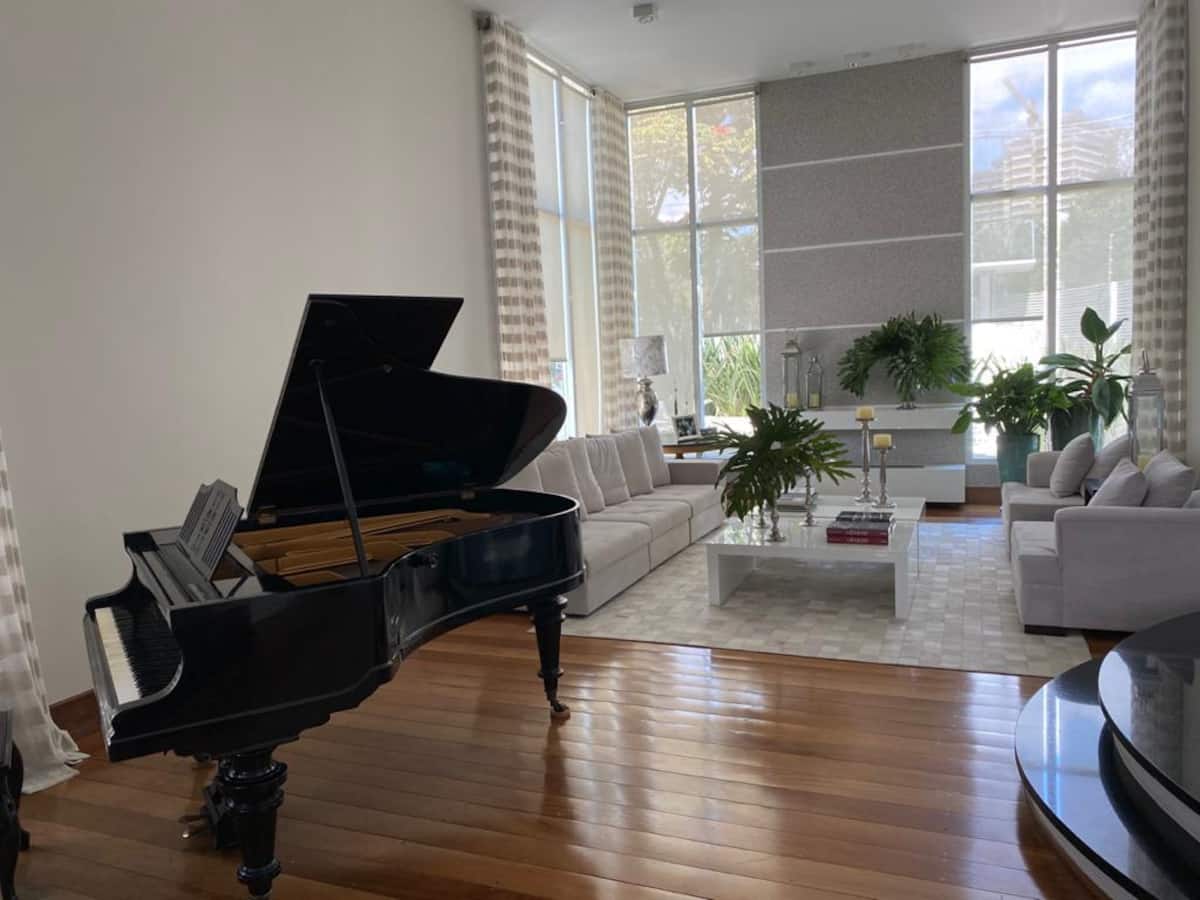 Sala de estar com piano de cauda