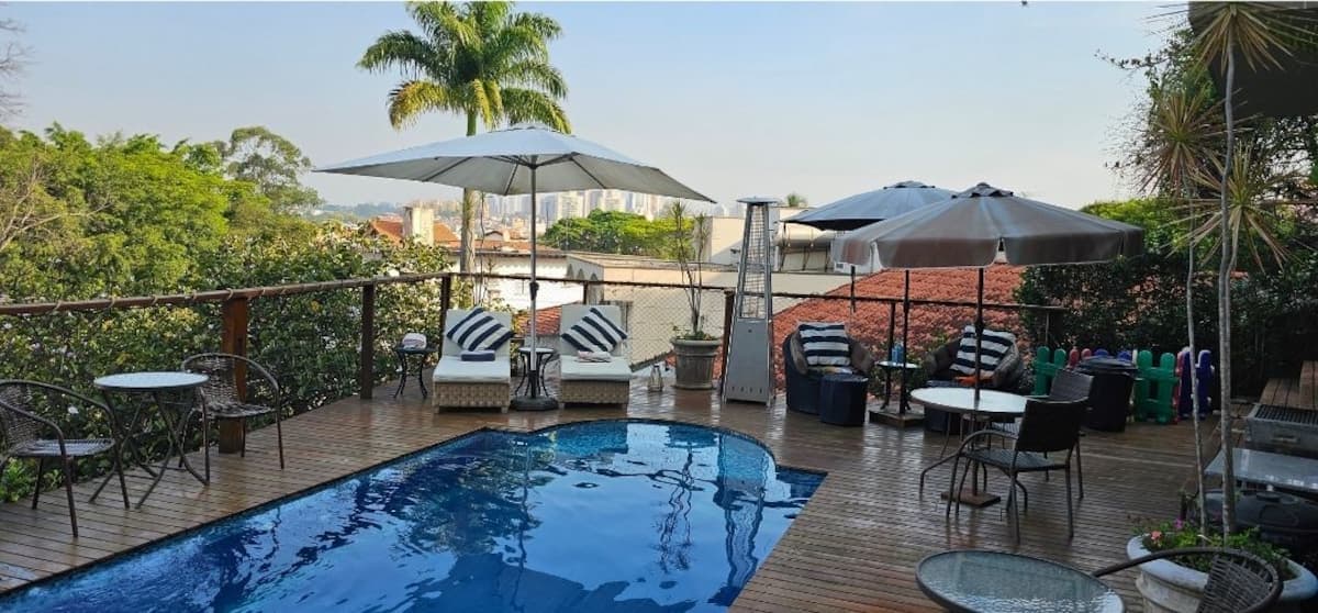 Piscina com vista para a cidade