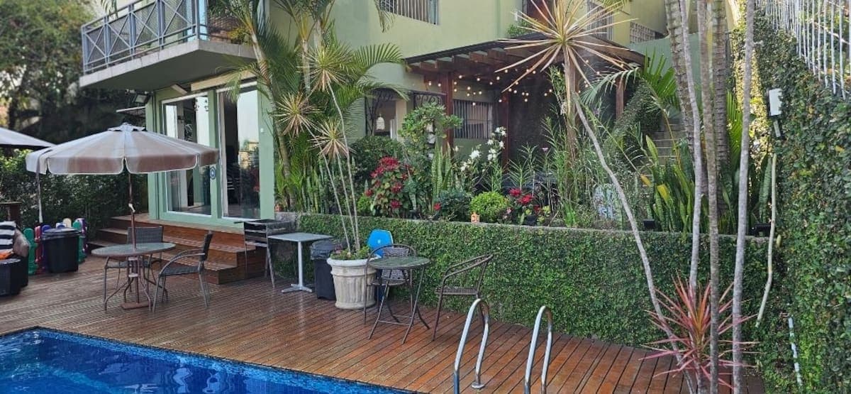 Jardim com deck e mesas ao ar livre