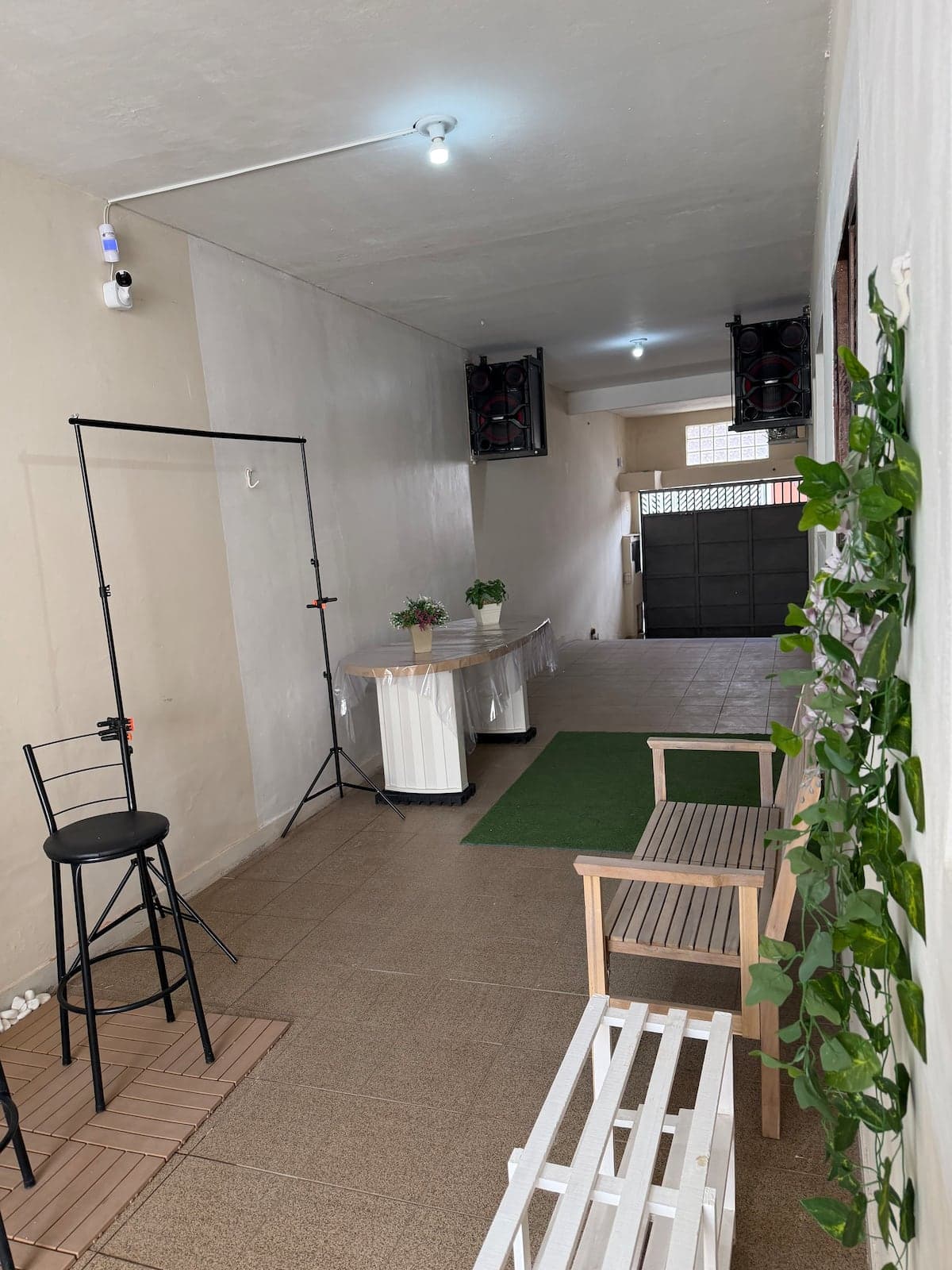 Salao interno com iluminacao de estudio e tapete verde