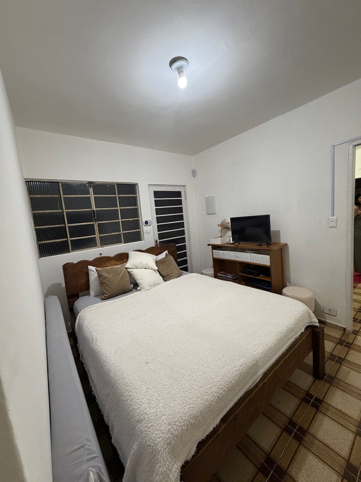 Quarto com cama de casal e TV