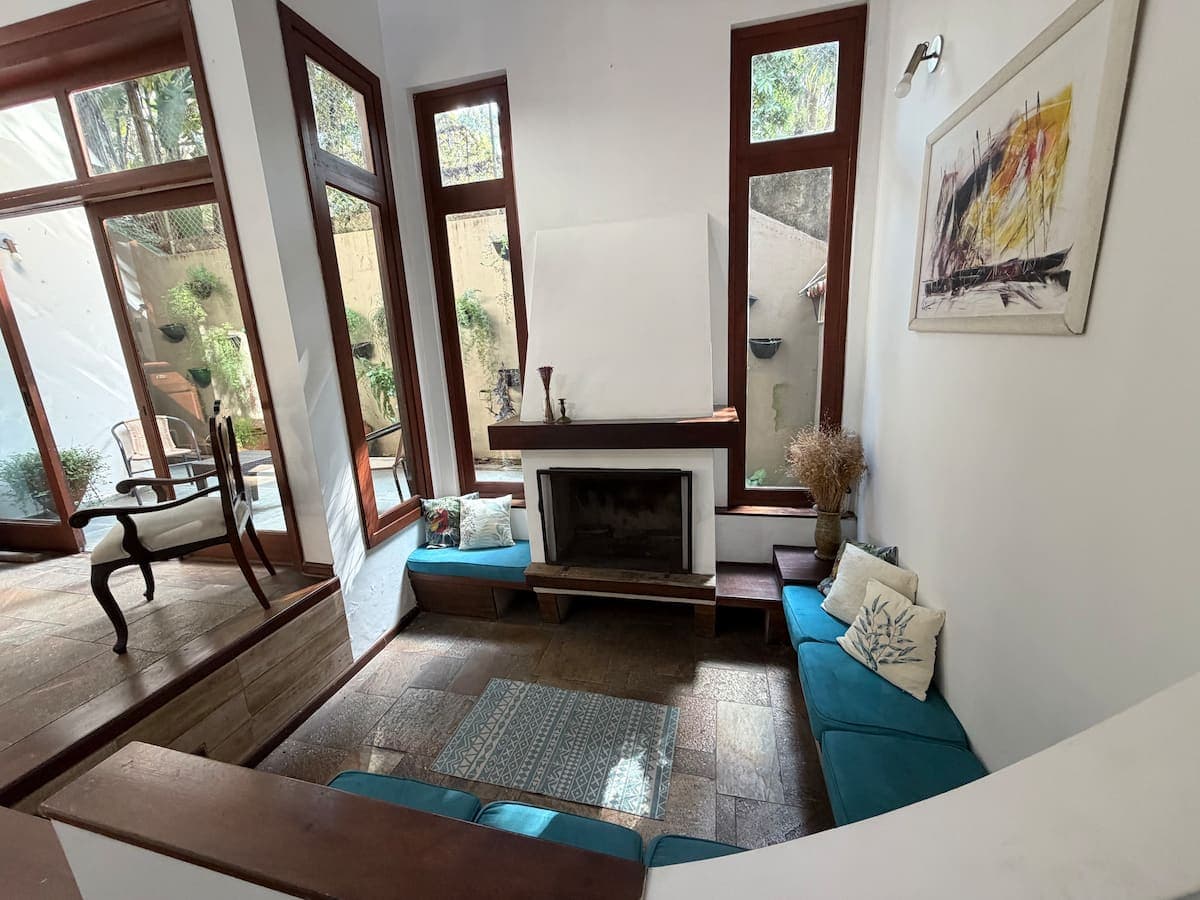 Sala de estar com portas de vidro