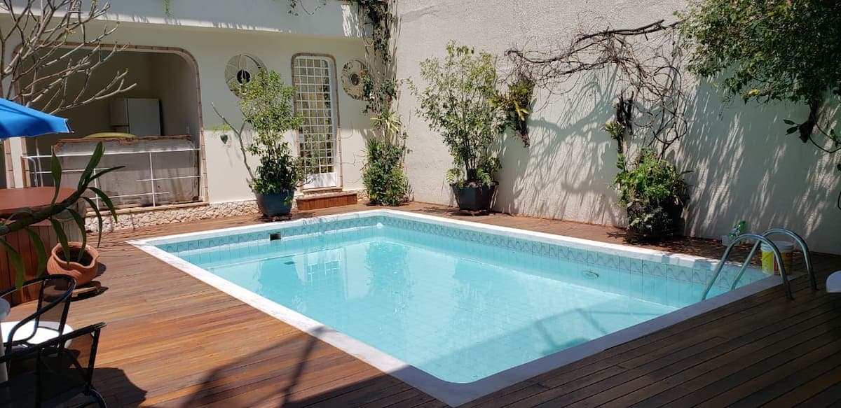 Piscina retangular com vasos de plantas
