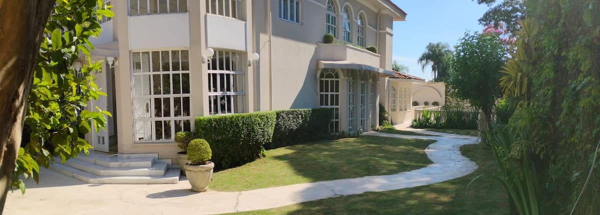 Jardim gramado ao lado da casa