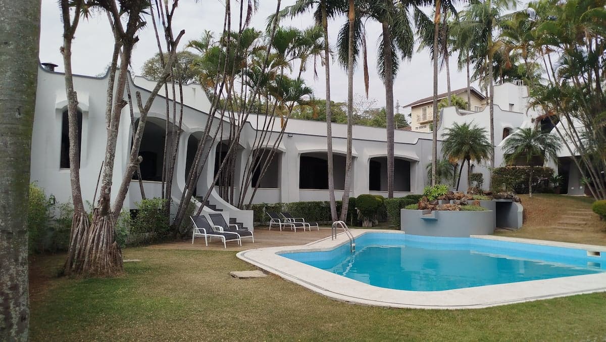 Piscina com jardim e palmeiras