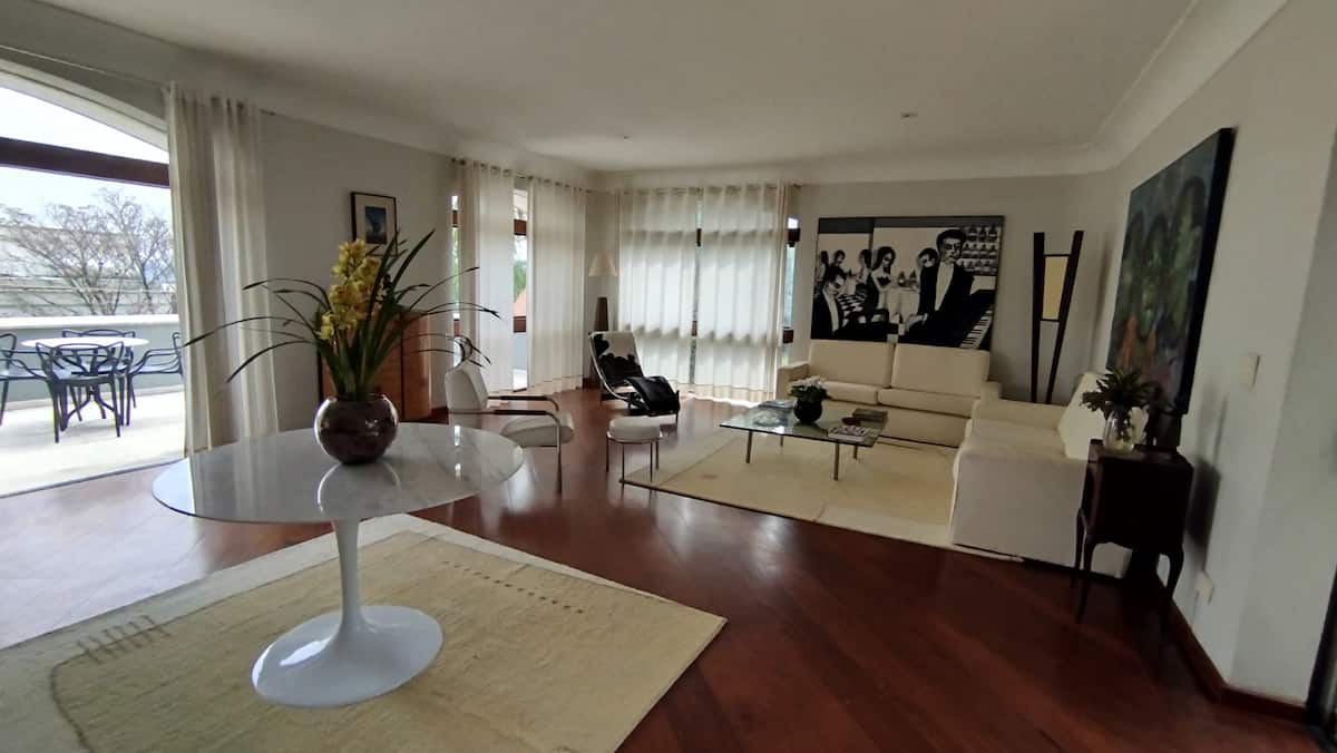 Sala de estar com sofás claros