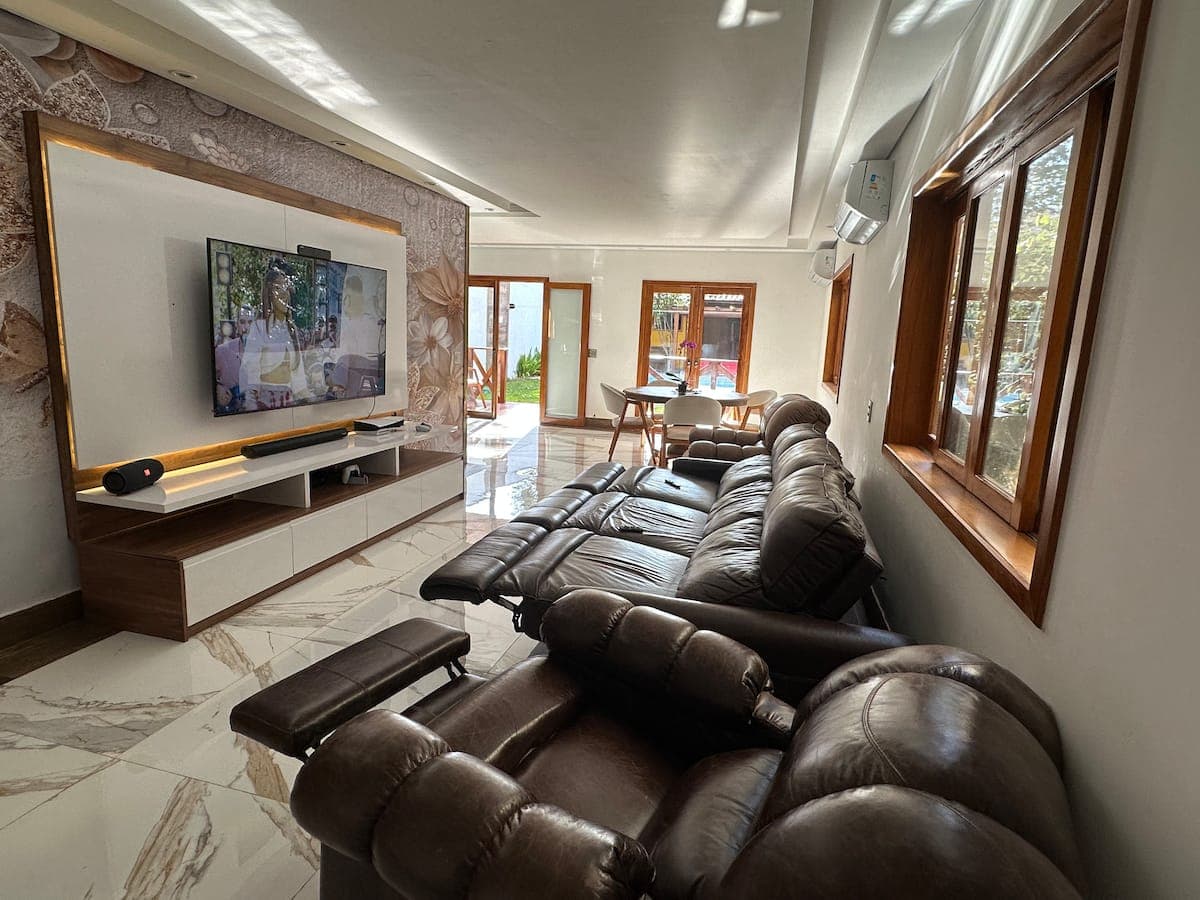 Sala de estar com sofás e TV