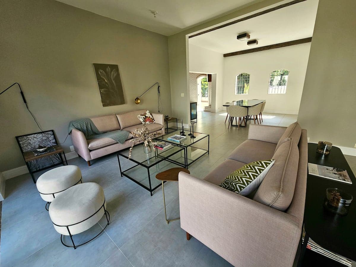 Sala de estar com sofás e poltronas