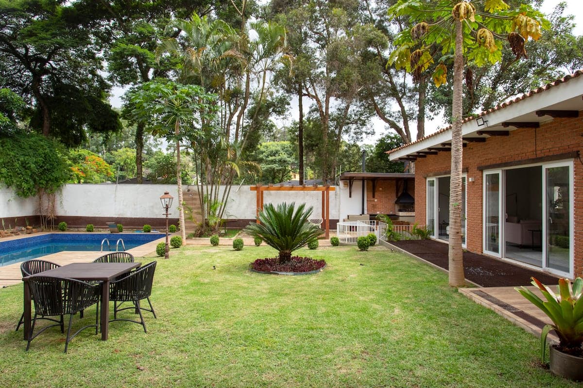 Jardim gramado com mesa e árvores