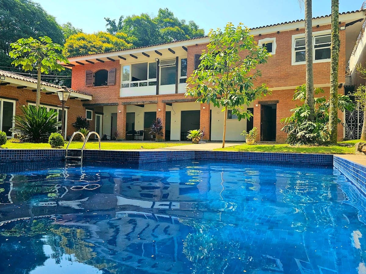 Piscina com deck e vegetação ao redor