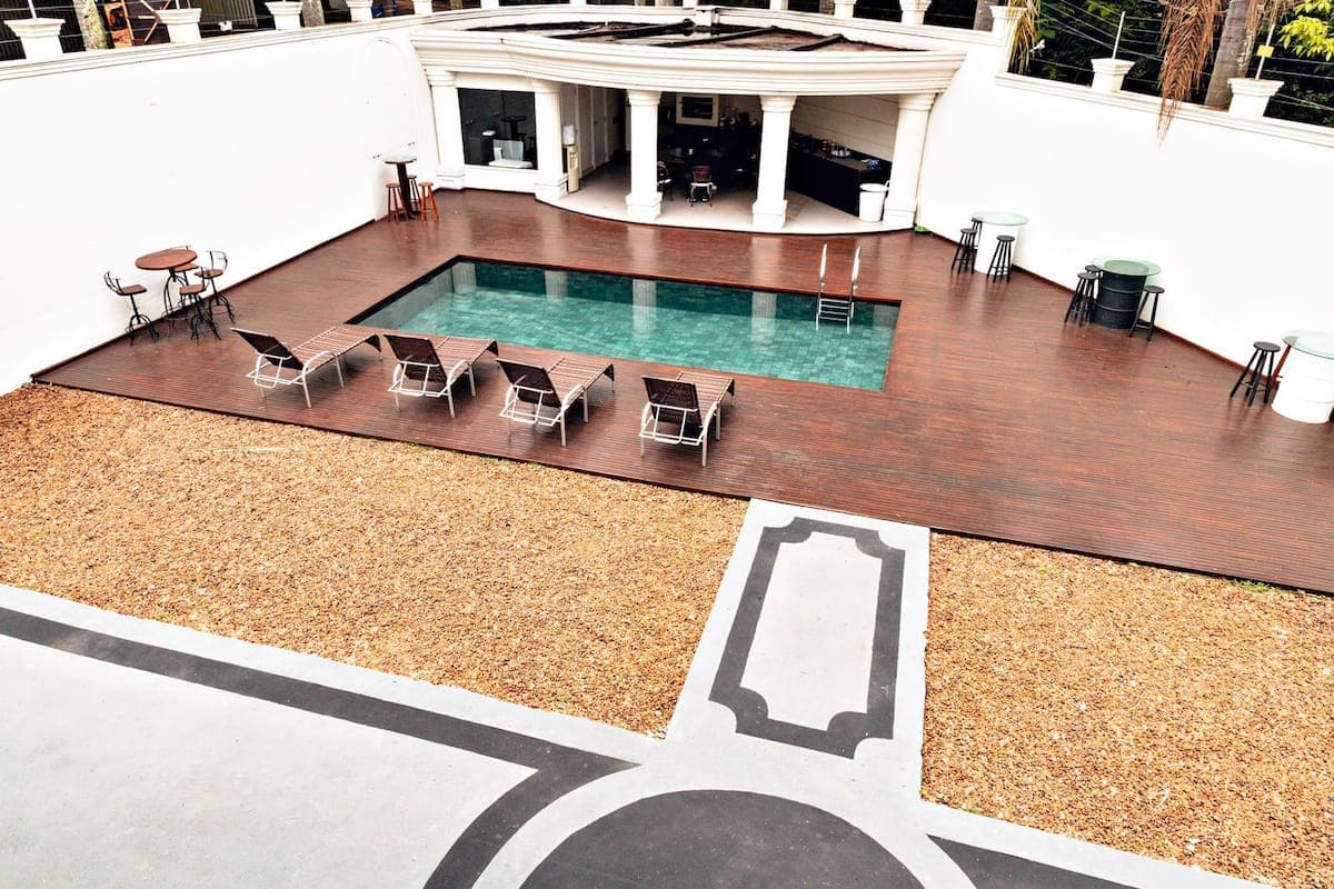Piscina com deck e área de estar
