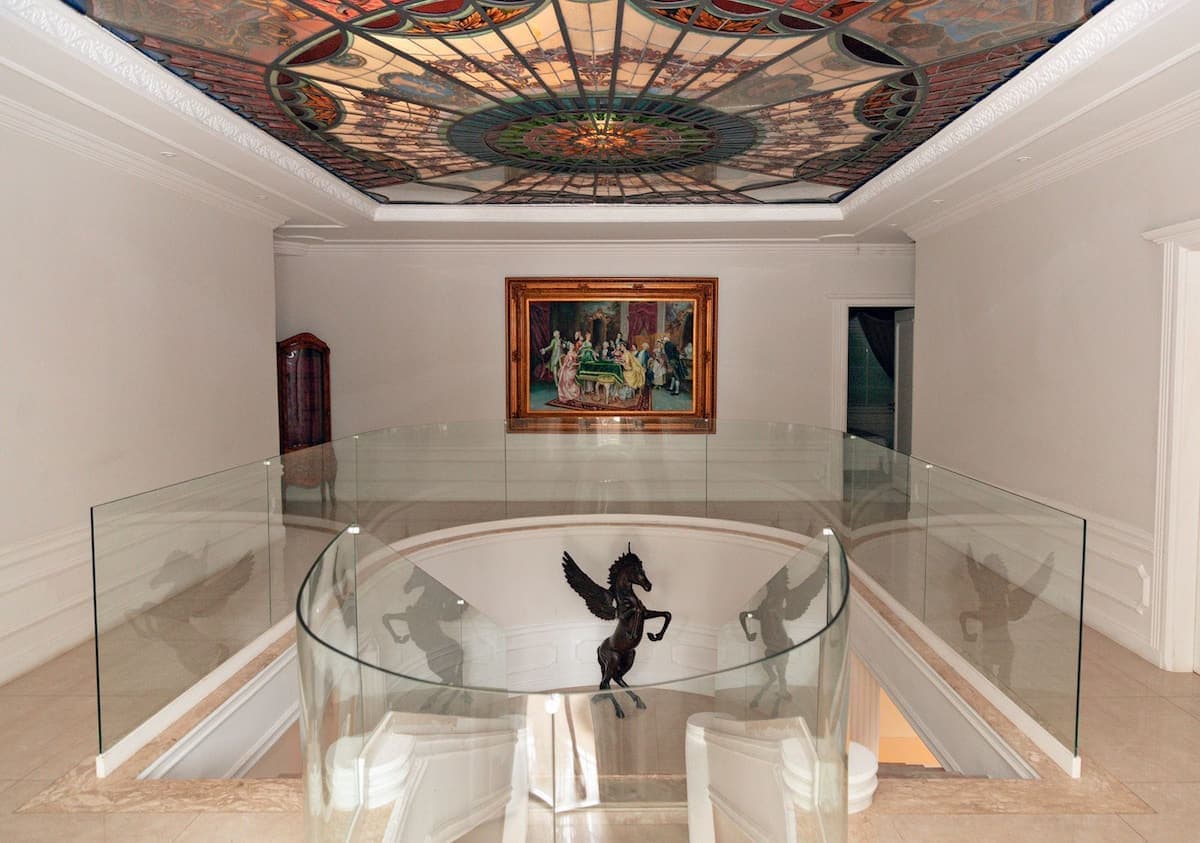 Hall com escada e teto de vitral