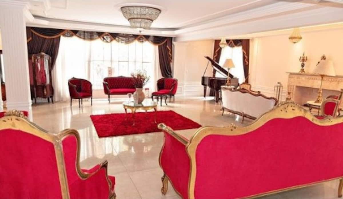 Sala de estar com poltronas vermelhas