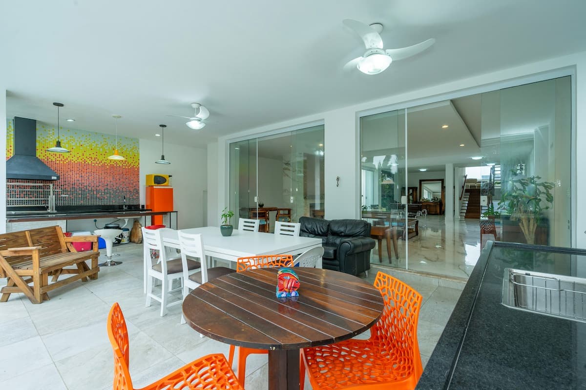 Sala integrada com mesa de refeições