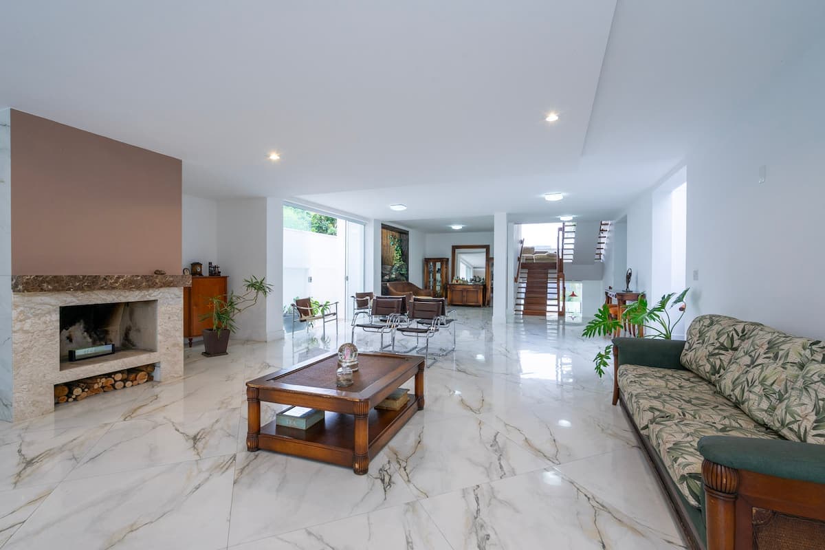Sala de estar com sofá e mesa de centro