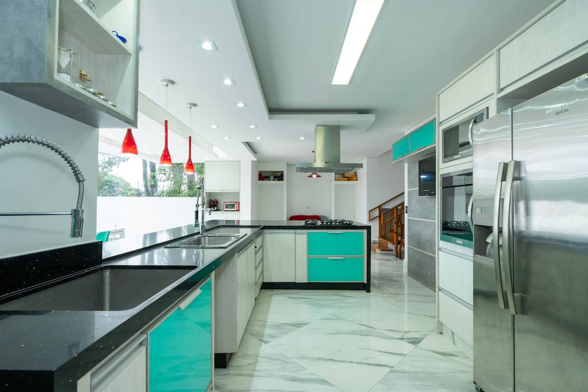 Cozinha com ilha e armários