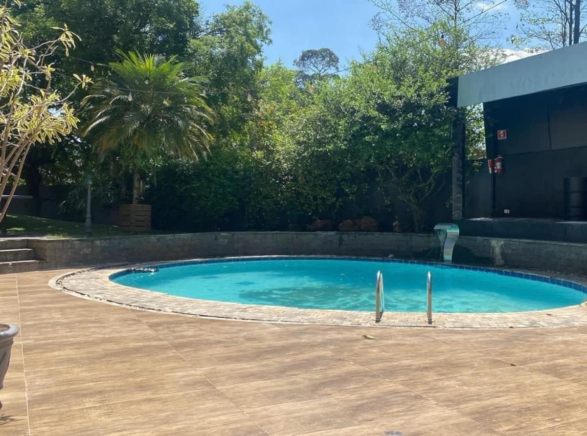 Piscina cercada por mata
