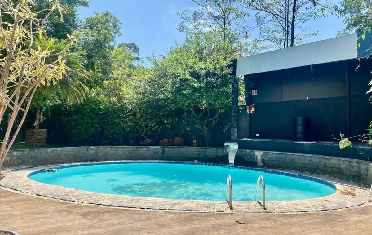 Piscina redonda com jardim ao redor