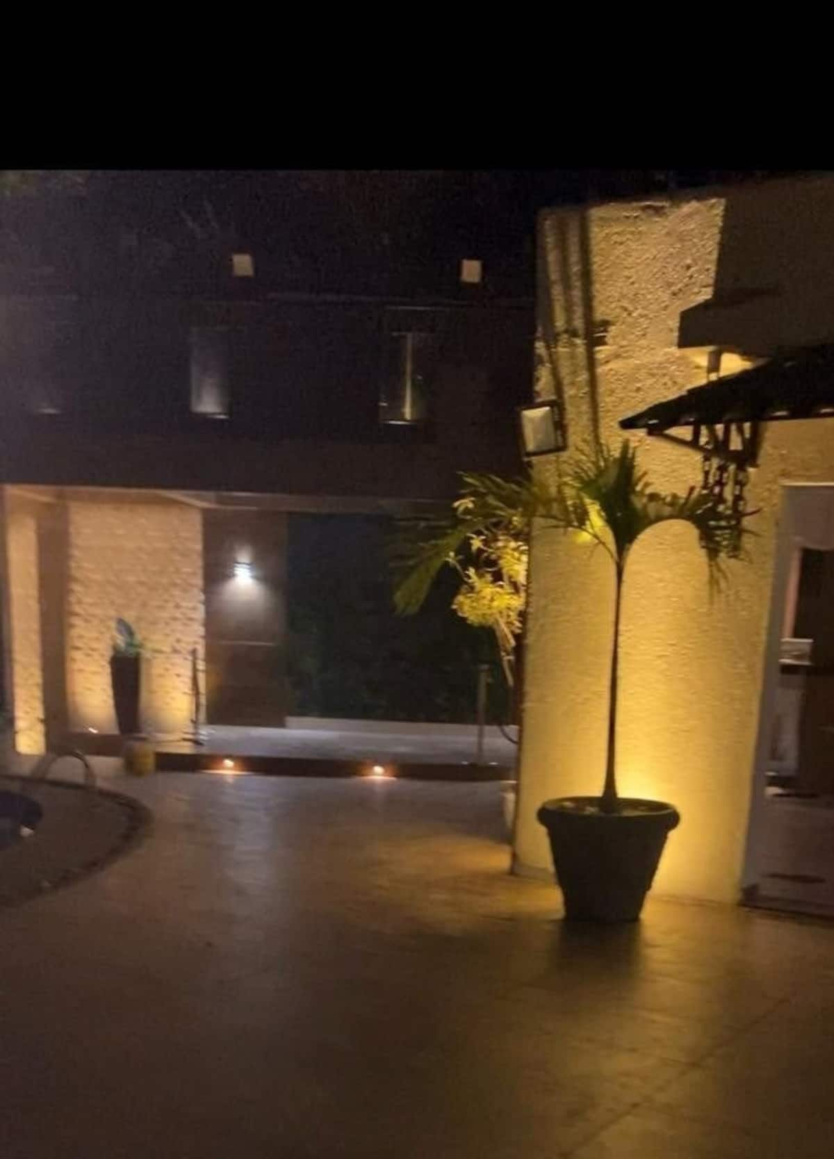 Área externa iluminada à noite
