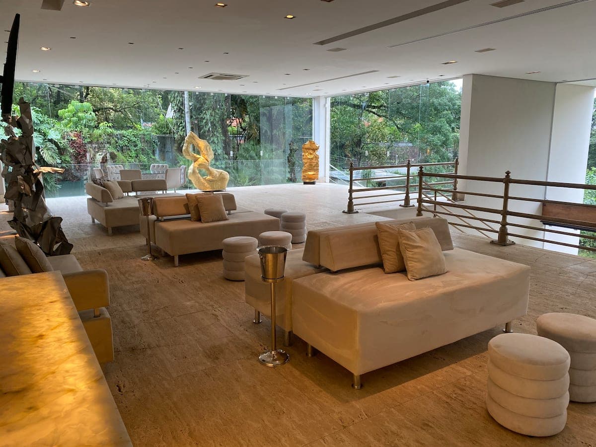 Sala de estar aberta para o jardim