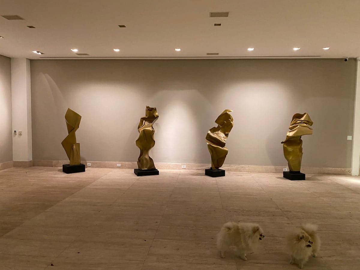 Galeria interna com esculturas