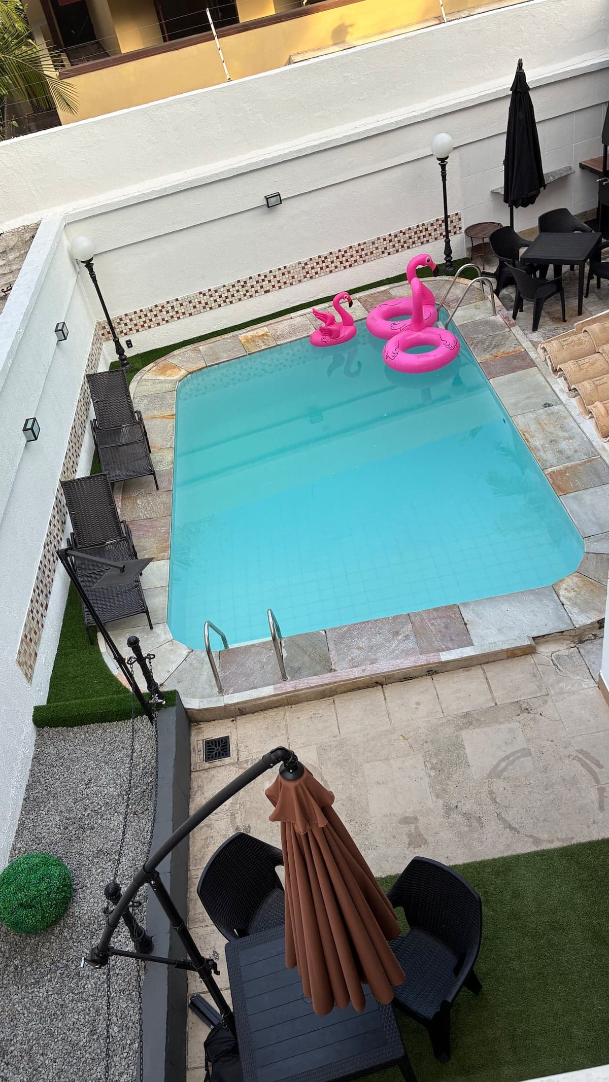 Piscina vista de cima, com boia